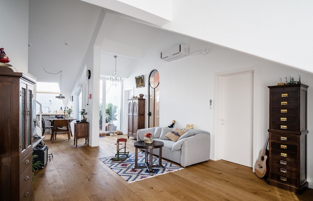 木地板裝修效果圖頂樓不規(guī)則“爛戶型”，改造后房北歐極簡(jiǎn)設(shè)計(jì)圖片賞析