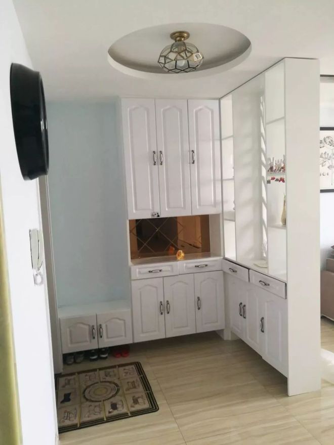 入戶玄關(guān)的鞋柜，也是一個(gè)隔斷，隔出獨(dú)立玄關(guān)空間