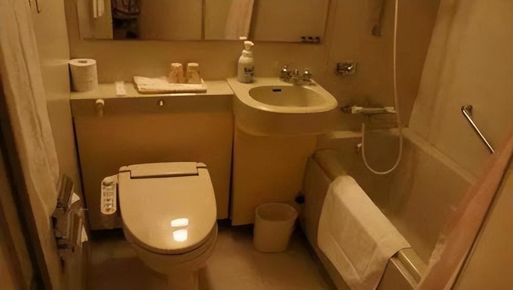 頭一次見(jiàn)日本衛(wèi)生間這樣設(shè)計(jì)，浴缸、馬桶還有洗手池連在一起設(shè)計(jì)