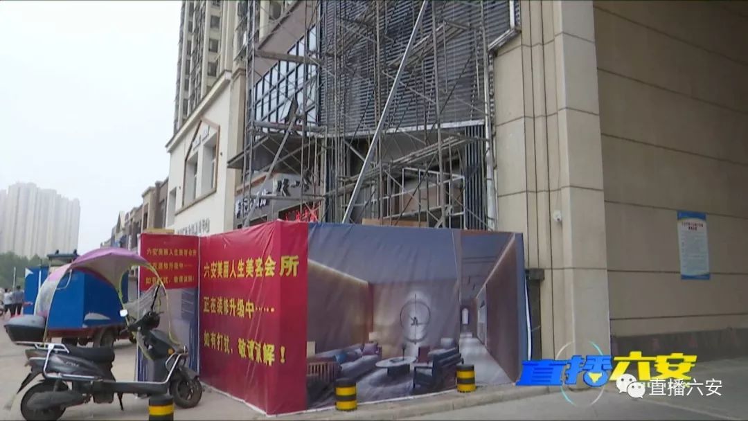 店鋪裝修小區(qū)大門變“陰陽(yáng)臉”，效果圖也“變臉”，店主卻稱審批過(guò)！