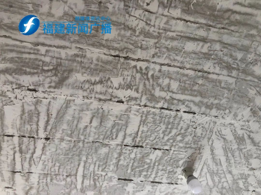 新房裝修，天花板白灰鏟掉后，福州業(yè)主震驚了…【新聞三劍客】