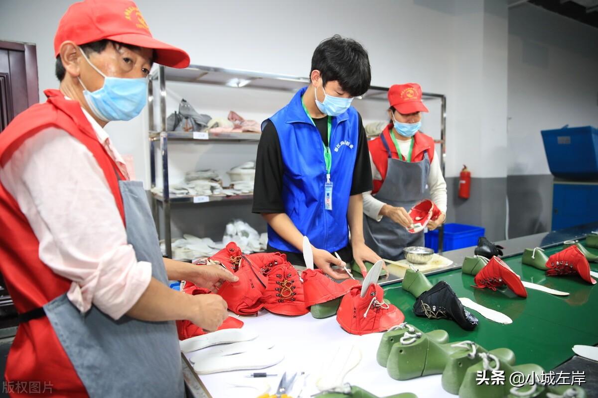 外貿童鞋店裝修效果圖_運動鞋店裝修貨架圖_鞋店裝修效果圖