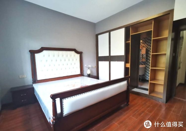 136㎡錯層大四房，優(yōu)雅的新中式裝修，衣柜里面裝廁所，誰見過？