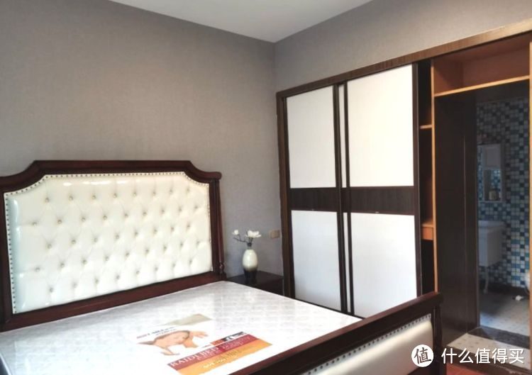 136㎡錯層大四房，優(yōu)雅的新中式裝修，衣柜里面裝廁所，誰見過？