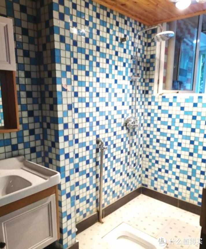 136㎡錯層大四房，優(yōu)雅的新中式裝修，衣柜里面裝廁所，誰見過？