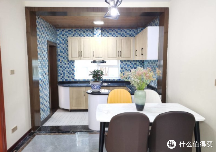 136㎡錯層大四房，優(yōu)雅的新中式裝修，衣柜里面裝廁所，誰見過？