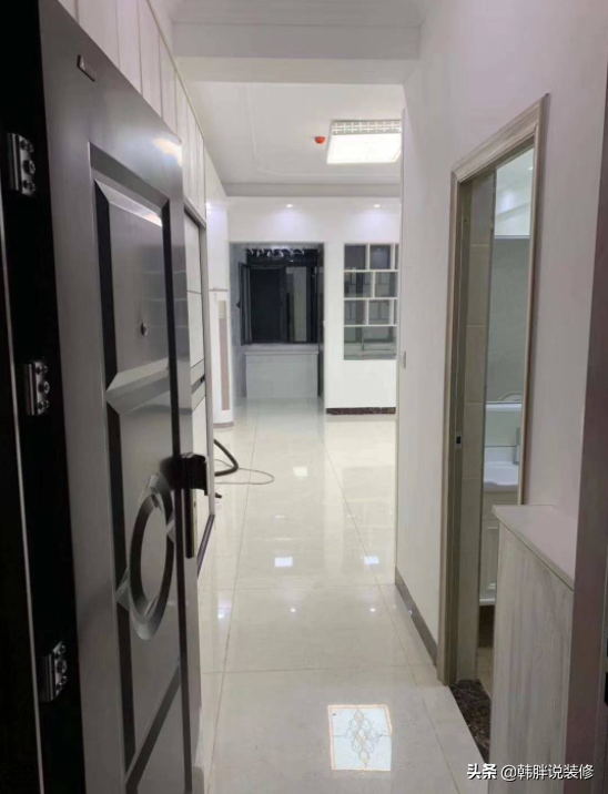 30㎡緊湊小蝸居，把一半陽臺改造成廚房，再也不用擔心油煙到處飛