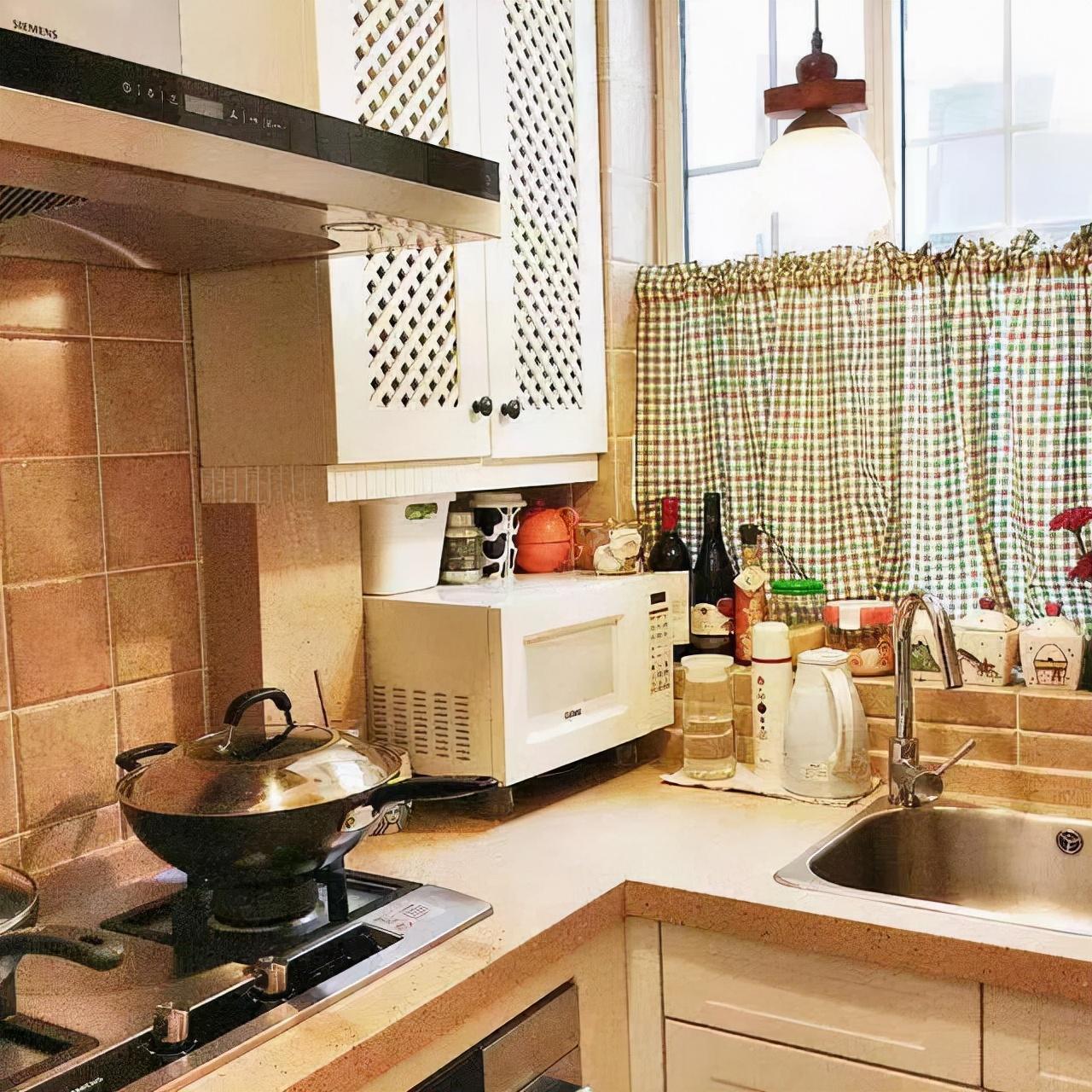 老實(shí)話說，廚房吊柜底部往下加35cm，雙倍收納，從此做飯用得舒服