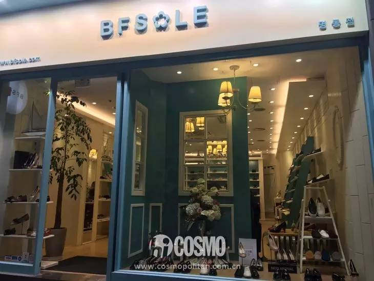 內衣店裝修圖_烘培店裝修cad圖_圖滿多裝修效果圖童裝店