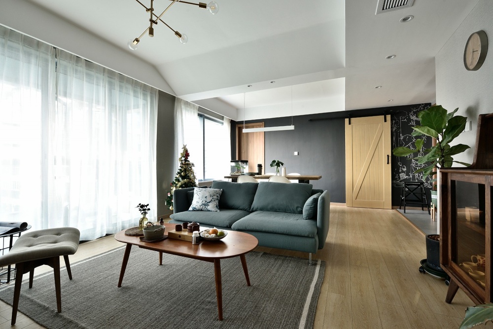 客廳窗簾裝修效果圖這個(gè)陽(yáng)臺(tái)太強(qiáng)大，兼顧養(yǎng)花、擼貓北歐極簡(jiǎn)客廳設(shè)計(jì)圖片賞析