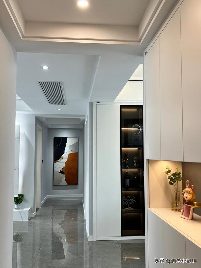 新房裝修完工，全屋定制柜子很喜歡，懸空電視墻顯得很大氣