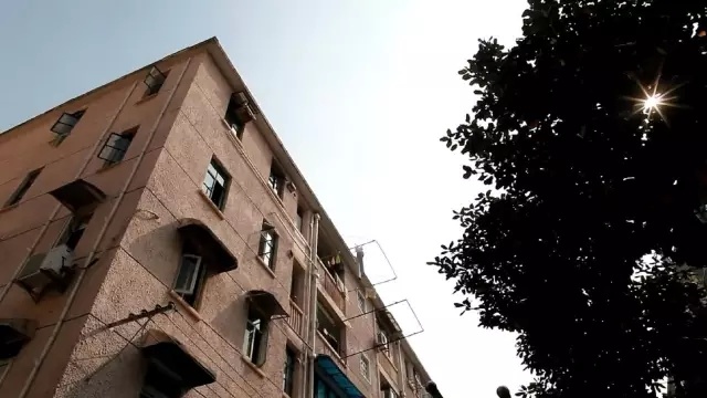 38㎡老房極限改成3室2廳，設計師還把衣帽間、咖啡吧、家庭影院一股腦塞進去了！