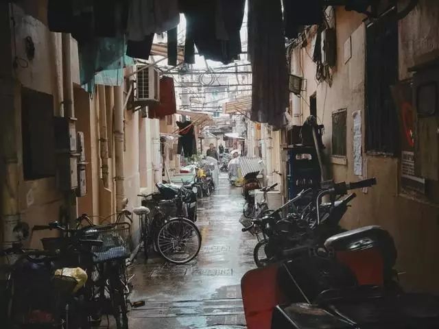 夫妻買上海遠(yuǎn)郊25㎡柴棚間，花光積蓄改陽光玻璃房，效果太意外了