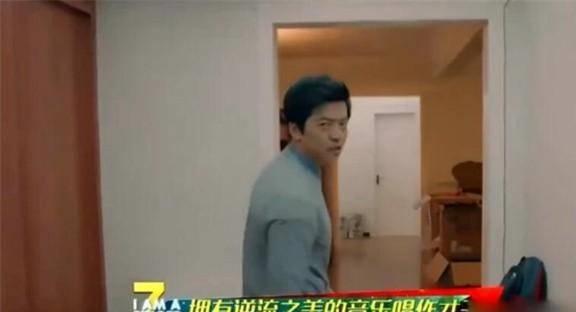 參觀清華才子李健的家，裝修樸素不追求豪華，客廳只放一個大書柜