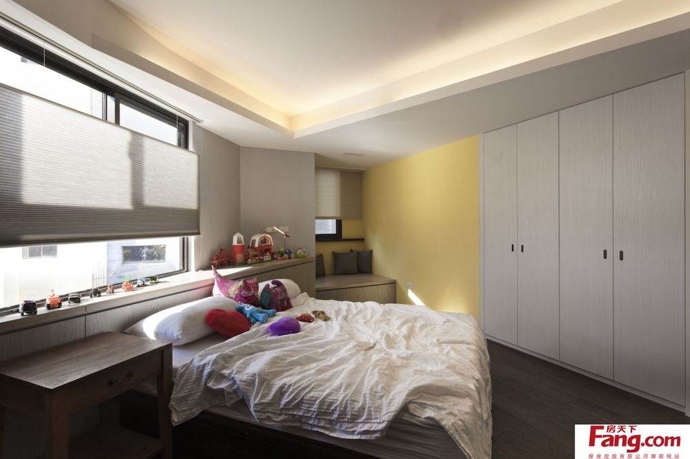 她家現(xiàn)代輕奢風(fēng)，簡(jiǎn)約大方又高級(jí)，尤其是客廳，比樣板房還漂亮