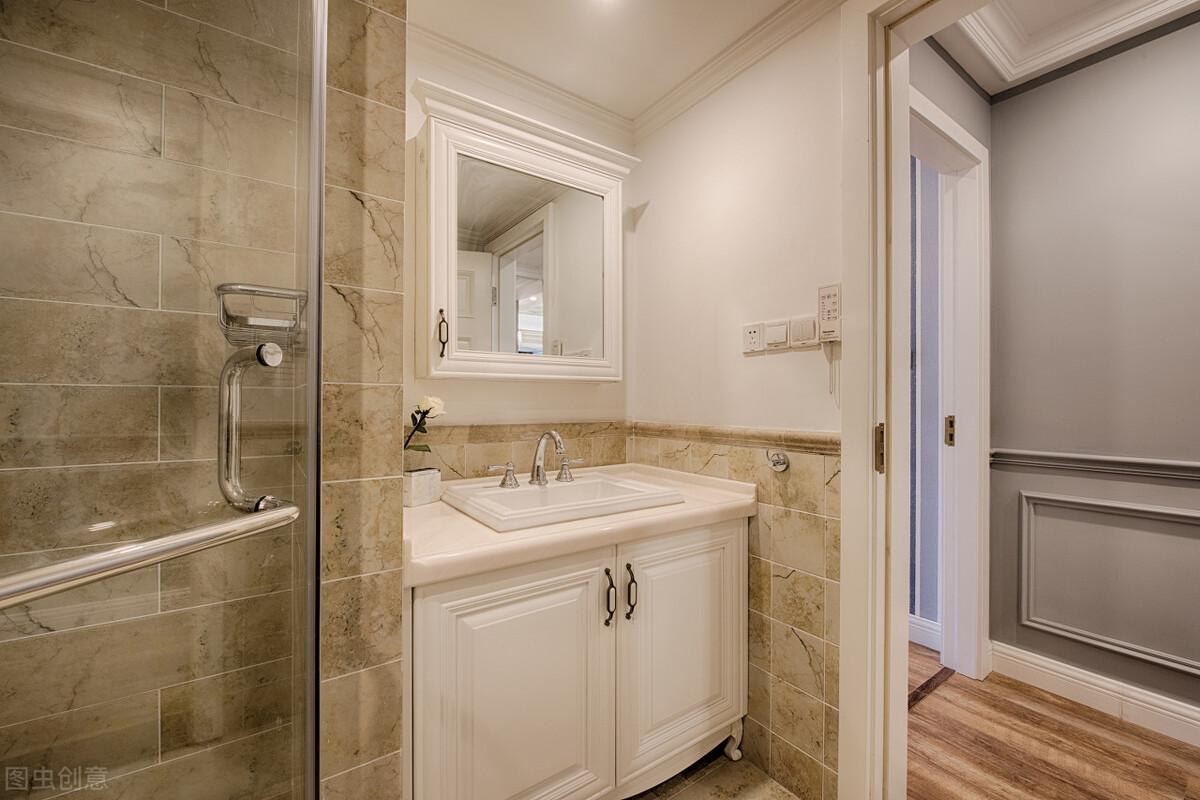 衛(wèi)生間吊頂用什么材質(zhì)？別聽?zhēng)煾迪购鲇?，鋁扣板、石膏板都不差