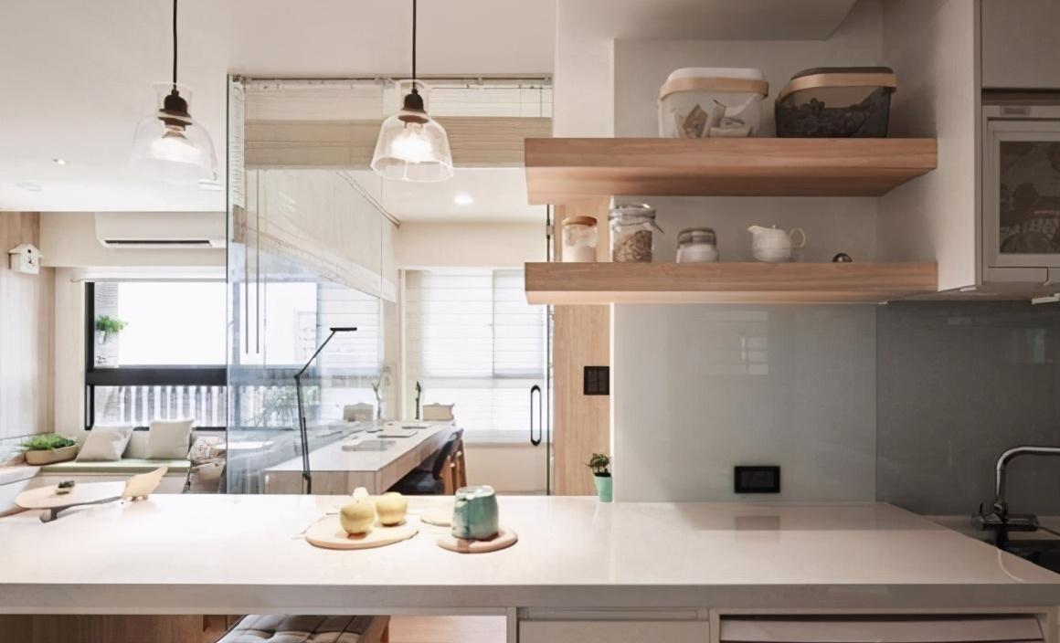 用玻璃墻隔出書房，開放式廚房，原木色設(shè)計的小家特別溫馨