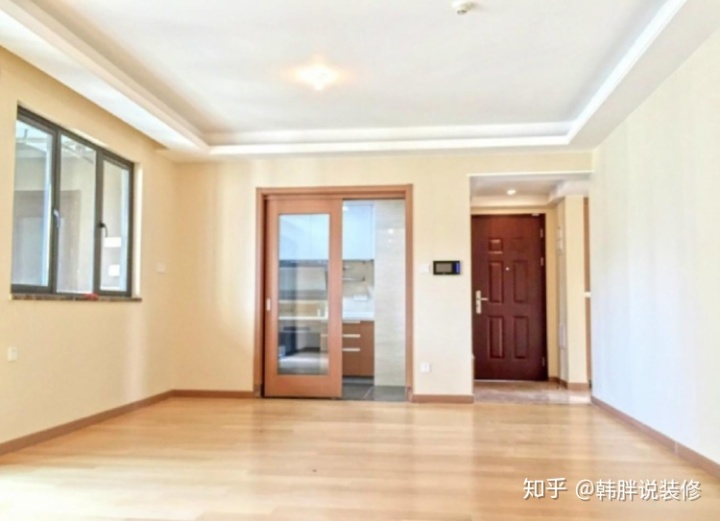 低配版精裝房，108㎡三室兩廳格局，這效果估計(jì)還得重新裝修一番