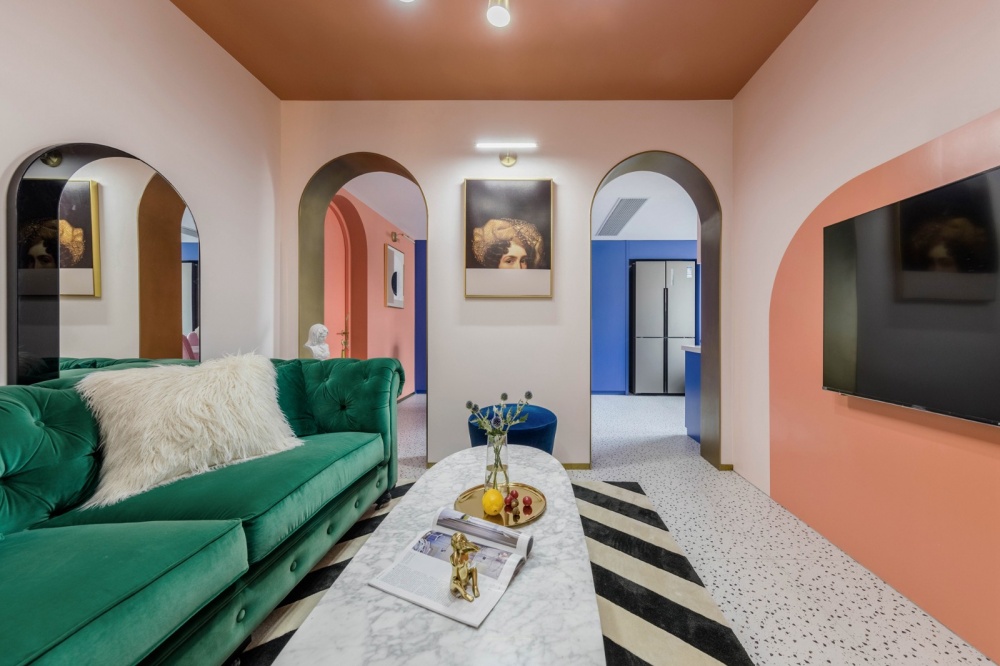 客廳沙發(fā)裝修效果圖老破小變身時(shí)髦公寓，最「好色」潮流混搭客廳設(shè)計(jì)圖片賞析